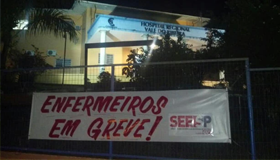 Enfermeiros acampam na porta do Hospital Regional de Pariquera-Açú