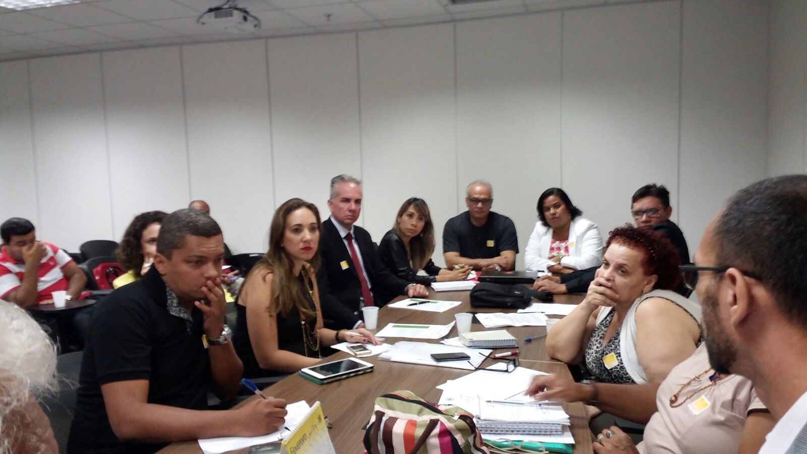 Duplo vínculo e acúmulo de cargos são debatidos em reunião com a EBSERH