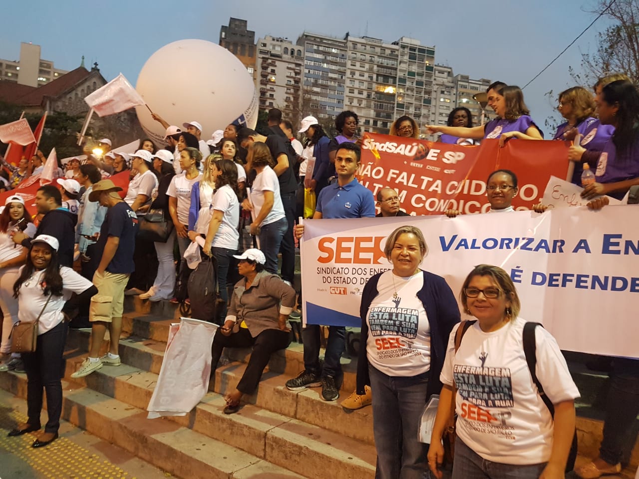 Ato na Paulista reúne profissionais de Enfermagem em luta por direitos