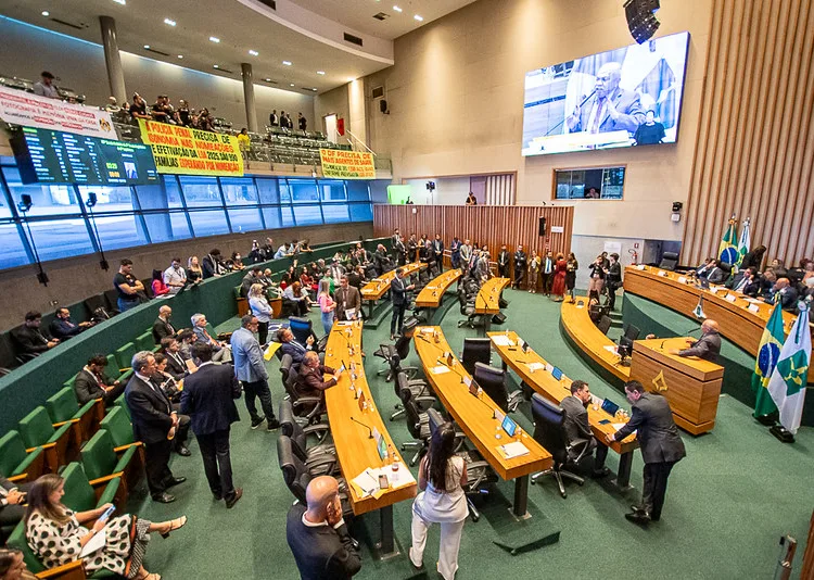 Parlamentares e sindicatos criticam proposta que reconfigura aposentadoria de servidores públicos do DF